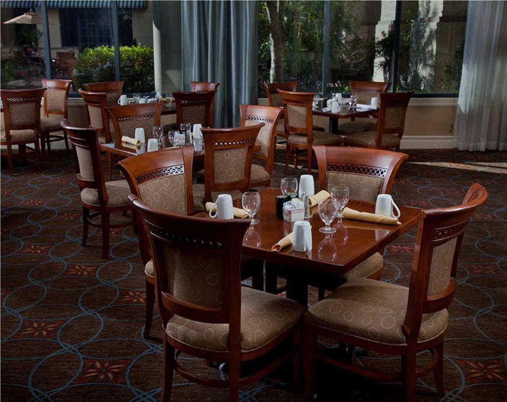 Готель Hilton New Orleans Airport Кеннер Ресторан фото