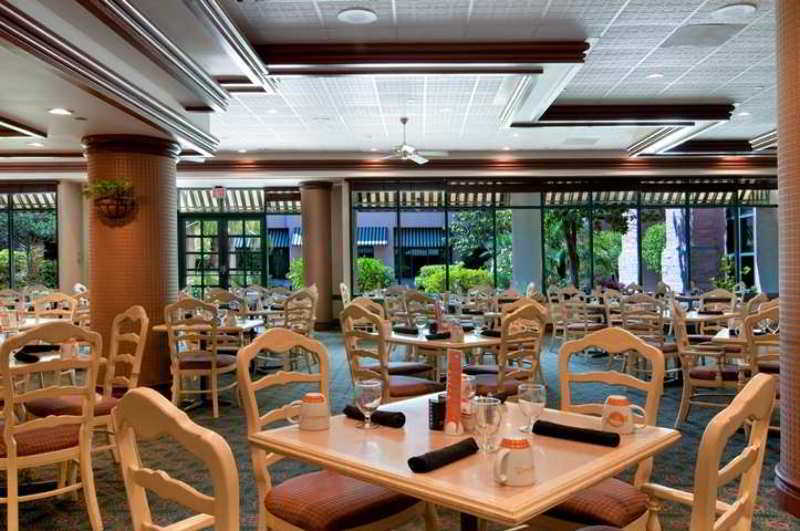 Готель Hilton New Orleans Airport Кеннер Ресторан фото